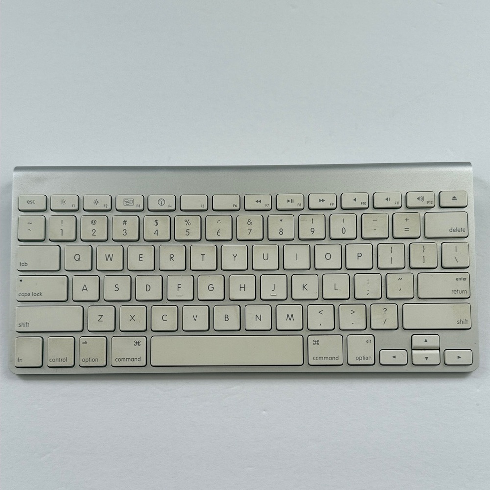 Apple A1255 MB167LLA Wireless Bluetooth Keyboard Silver
